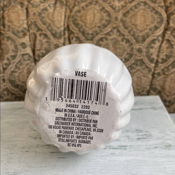 White pinecone and pattern ceramic Flower Vases - Picture 15 of 16